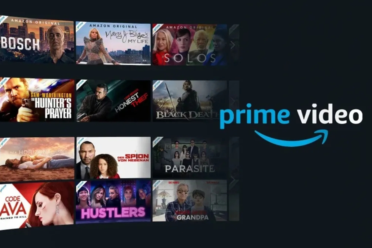 Amazon Prime Vidéo intègre désormais des publicités dans son contenu, une décision qui ne fait pas l'unanimité parmi les cinéphiles ! Cela fait quelques mois qu'Amazon a décidé d'intégrer des publicités sur sa plateforme Prime Vidéo. En 2023,le concurrent de Netflix avait lancé une version Amazon Prime aux États-Unis incluant des publicités, avec la possibilité de les supprimer moyennant finance. Cette option, apparemment, s'étend désormais jusqu'en France ! Des publicités par heure de contenue Depuis le 29 janvier dernier, la version américaine d'Amazon a décidé d'inclure des publicités au sein de sa plateforme Prime Vidéo, rejoignant ainsi ses concurrents Netflix ou encore Disney+. La firme a informé ses abonnés par e-mail, précisant que ces derniers pourront visionner jusqu'à 3 minutes 30 de publicité par heure de contenu sur la version de base ! Ce changement arrive en France dès aujourd'hui, selon les déclarations du géant américain : « À partir du 9 avril 2024, les films et séries Prime Vidéo incluront de la publicité en quantité limitée. Cela nous permettra de continuer à investir dans des contenus attractifs et d'augmenter nos investissements sur le long terme, afin de maintenir la qualité et la quantité des contenus sur Prime Vidéo ». Qu'est-ce qui va changer sur Amazon Prime Video ? Malgré l'intégration des publicités, les tarifs restent inchangés, soit un abonnement mensuel de 6.99 euros, avec une multitude d'offres supplémentaires. Stéphane Grenier, directeur général d'Amazon Ads en France, explique : « la production de contenu de qualité est devenue très chère et l'abonnement seul ne suffit plus » durant l'événement TV Day organisé par Numberly, il ajoute à cela « l'abonnement Prime Vidéo, en réalité, c'est l'abonnement Prime, avec la possibilité d'acheter en ligne sur Amazon.fr et de bénéficier de livraisons gratuites, l'accès à Twitch Prime, mais aussi, à un stockage illimité de photos, à des dizaines de millions de titres audio gratuits sur Prime Music, à des centaines de livres sur Prime Prime Reading et à Audible, notamment. La liste est longue et nous considérons cette offre suffisamment compétitive pour intégrer de la publicité ». Pour les utilisateurs réfractaires aux publicités, Prime vidéo propose une option supplémentaire à 1.99 euro par mois, permettant de les éviter ! Cette nouvelle version de Prime Vidéo ne semble pas faire l'unanimité parmi les fervents adeptes de la plateforme. Sous le post Twitter de InfoSeries relayant l'information, on peut lire des commentaires tels que  « Voilà pourquoi les gens ce tournent vers liptv et le streaming bah ouais les gars pas de fumer sans feu »,  «@PrimeVideoFR vous êtes vraiment des rats, vous dégoûtez » ou encore « Tous des crevards, mais eux c'est le graal. Pass Warner, pass Ligue 1, pass je sais pas quoi, pass anti pub...Je me demande si c'est pas Amazon qui a eu l'idée du pass covid. » Au moins, c'est clair : cette décision ne plaît absolument pas aux abonnés. On espère tout de même qu'il n'y aura pas de répercussions sur cette décision jugée abusive !