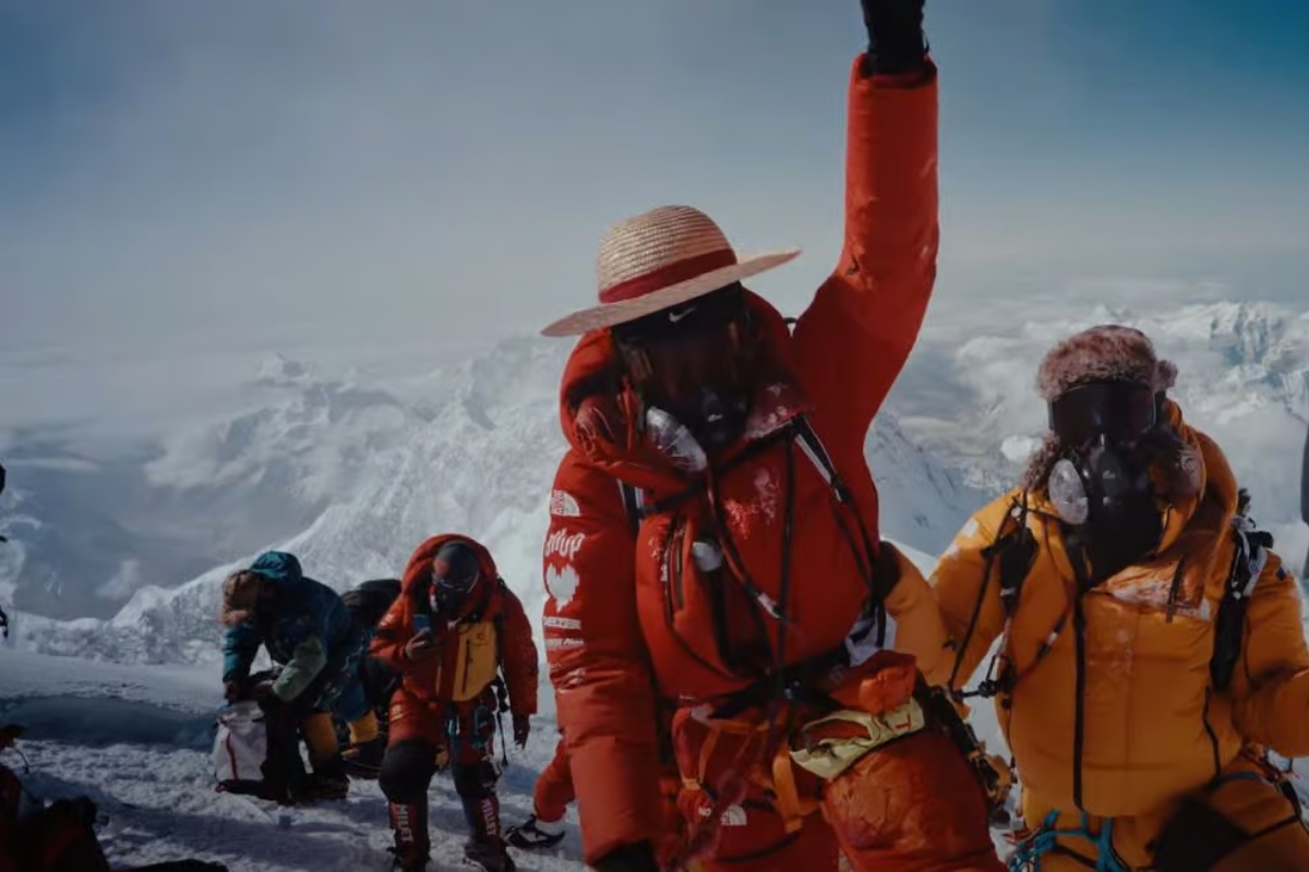 Inoxtag en train de gravir l'Everest accompagné de Sherpas